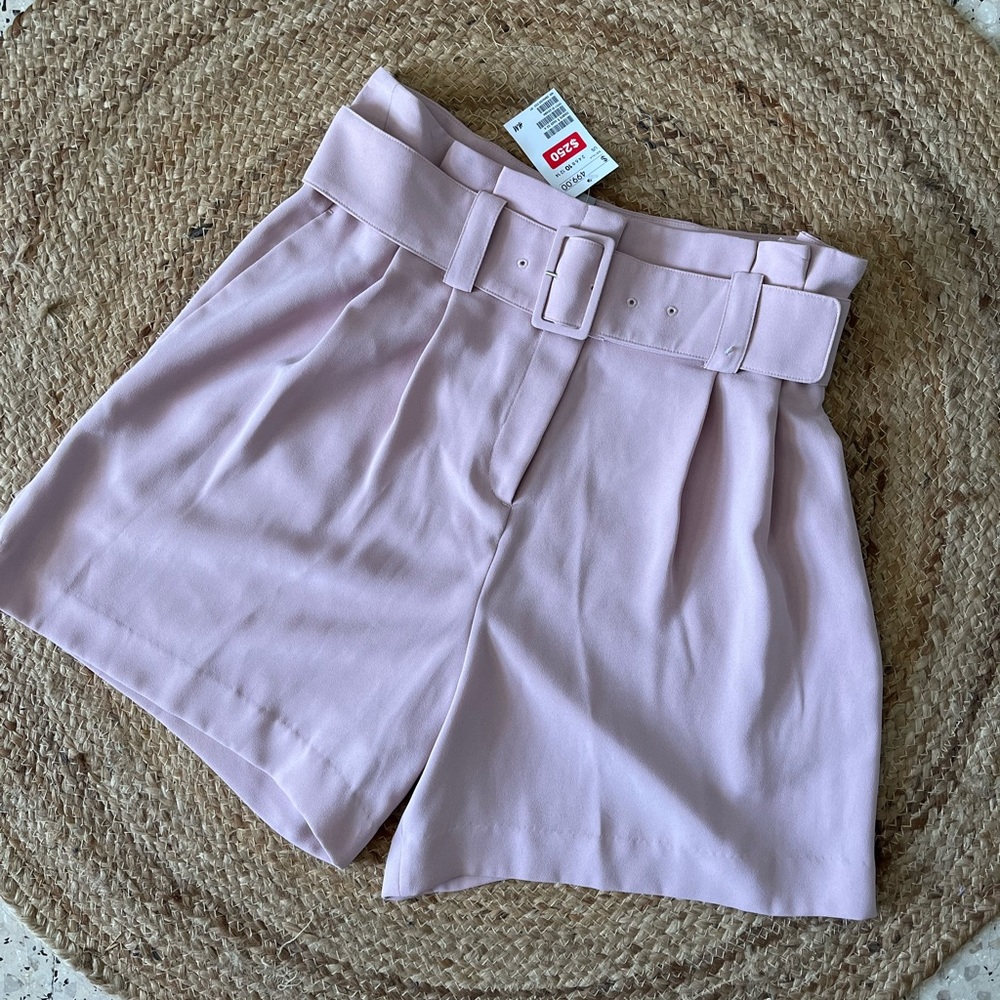 NWT H&M Pleated Mauve Short with Belt. Size 10.